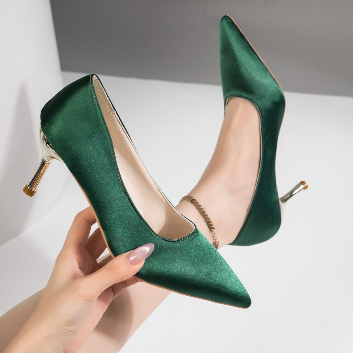 Court Heel Pointed - 여성용 녹색 새틴 소재의 뾰족한 앞코,