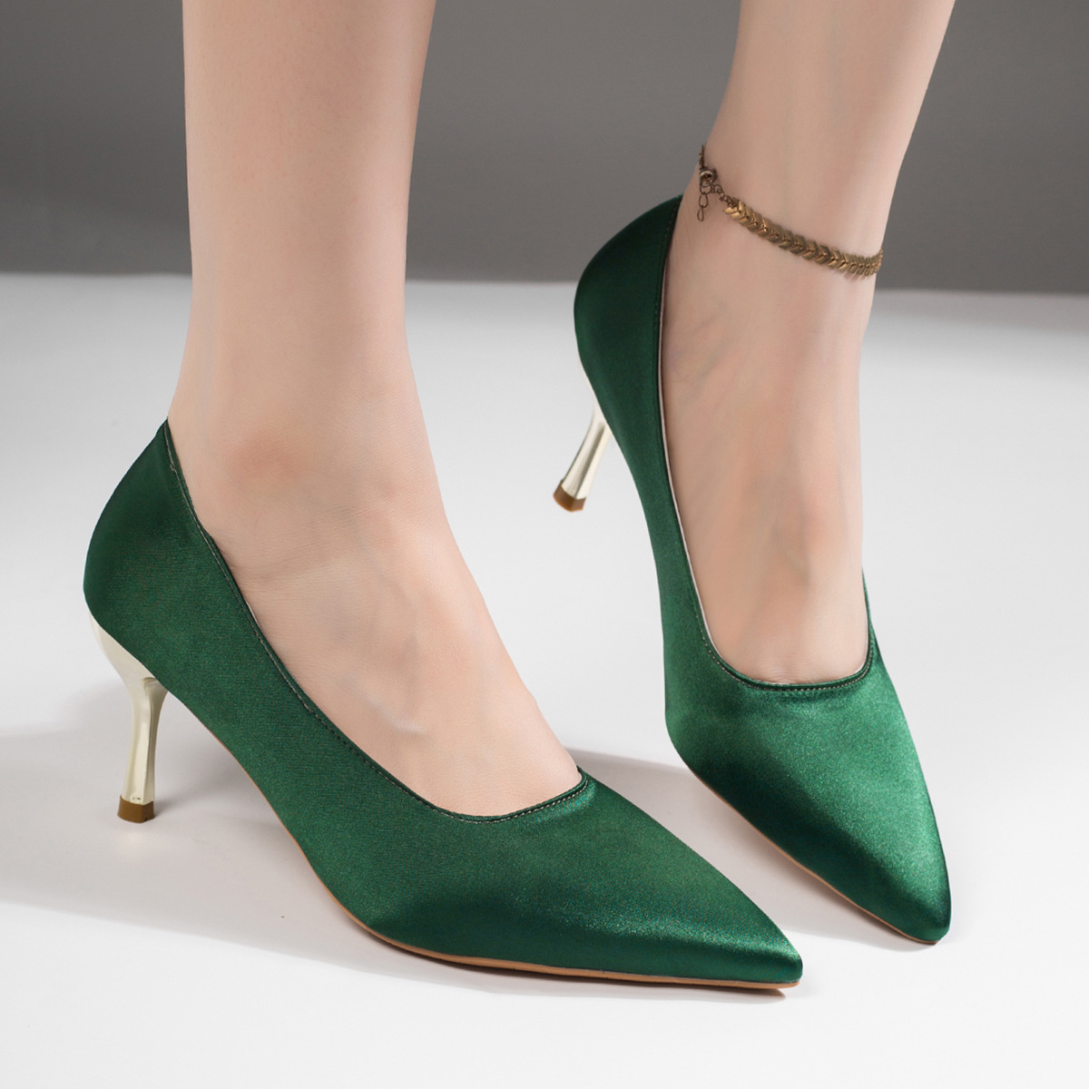 여성용 녹색 새틴 소재의 뾰족한 앞코, 메탈 장식 스틸 - Court Heel Pointed 리뷰 및 가격
