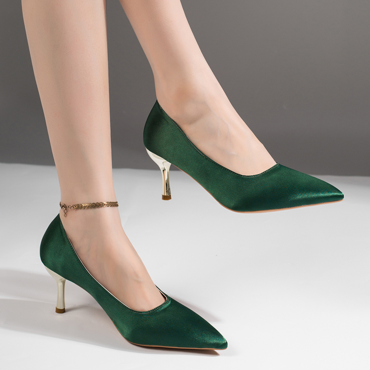 여성용 녹색 새틴 소재의 뾰족한 앞코, 메탈 장식 스틸 - Court Heel Pointed 리뷰 및 가격